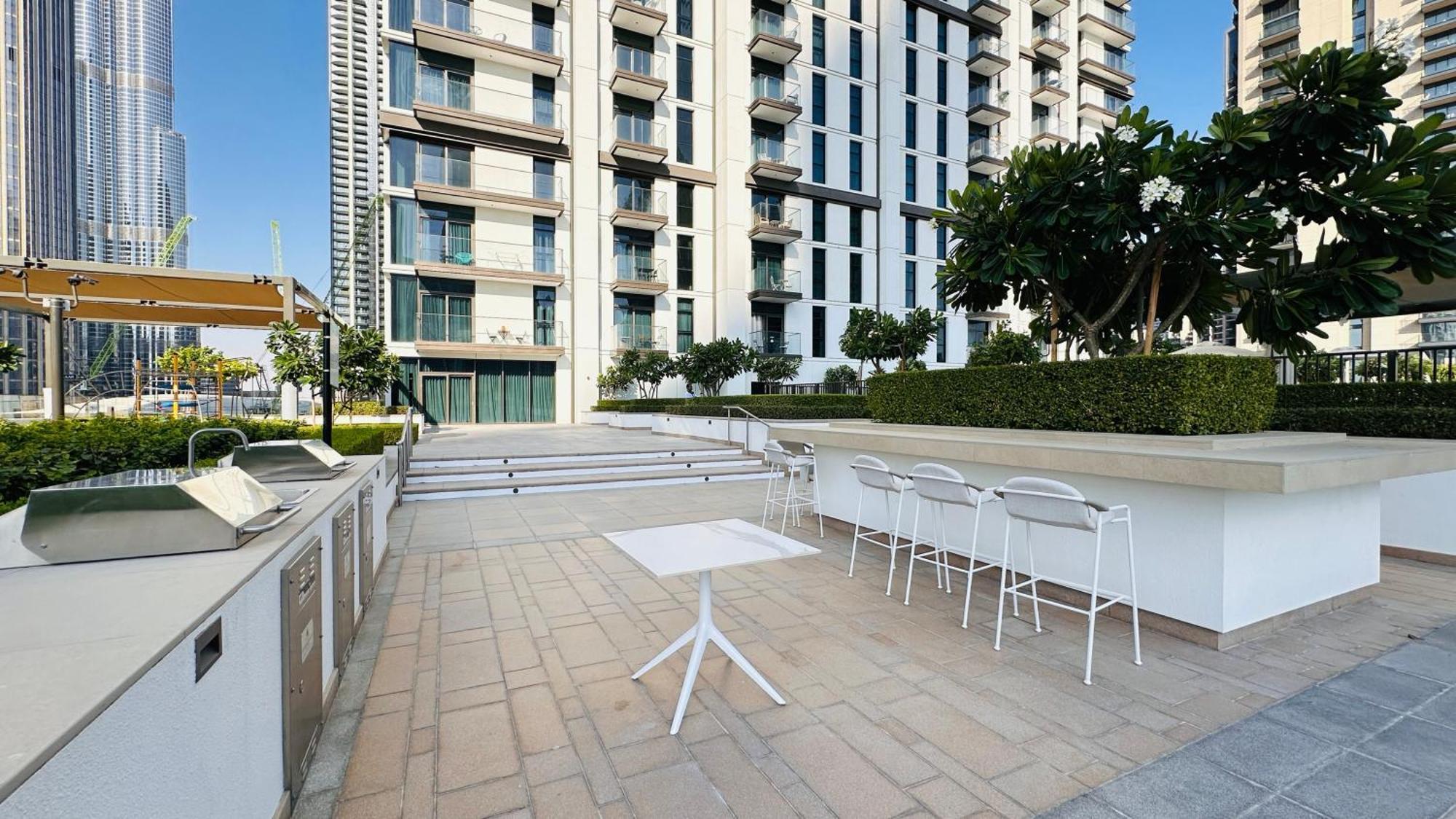 Luxury 1-bedroom At Burj Crown Апартаменти Дубай